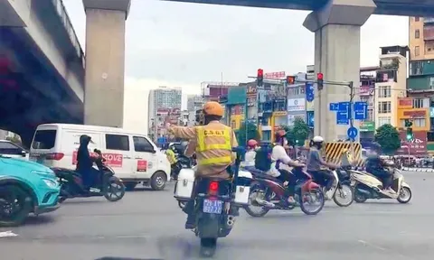 CSGT sử dụng xe chuyên dụng, hỗ trợ mở đường đưa xe taxi chở người phụ nữ bị co giật đi cấp cứu kịp thời