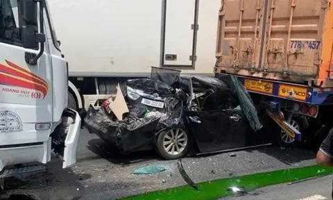 Tai nạn kinh hoàng: Ôtô 4 chỗ bị kẹp dính chặt giữa xe tải và gầm xe đầu kéo, nát bươm, nhưng có 1 điều kỳ diệu hơn cả phim ảnh