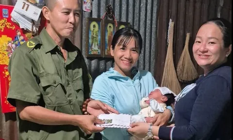 Bé trai sơ sinh một ngày tuổi bị bỏ rơi kèm lá thư nhắn gửi khiến ai cũng muốn òa khóc