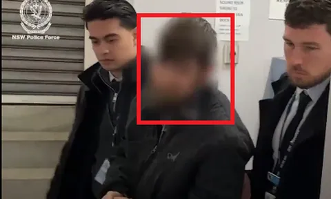 Cận mặt gã đàn ông biến thái quay lén phụ nữ trong phòng thay đồ ở trung tâm mua sắm nổi tiếng, lộ loạt clip nhạy cảm trong điện thoại