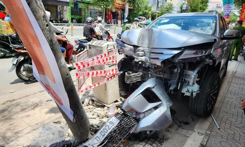 Hiện trường ám ảnh vụ tai nạn kinh hoàng khi ô tô 7 chỗ tông văng xe máy rồi đâm gãy trụ điện ở TPHCM