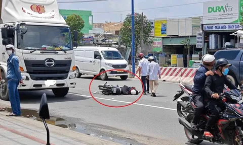 Đau lòng: Mẹ gào khóc bên thi thể con trai lớp 11 tử vong do va chạm với xe bồn