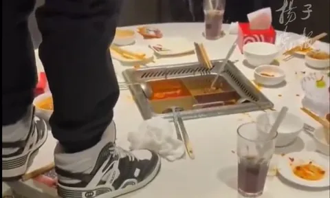 Vụ 2 nam sinh đi tiểu vào nồi lẩu tại nhà hàng lẩu Haidilao: Bố mẹ phải bồi thường hơn 8 tỷ đồng