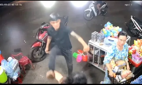 Vụ đánh thai phụ và hỏi 'biết tao là ai không?': Người mẹ thanh niên xăm trổ đội mưa xuống nhà nạn nhân nói "con dại cái mang"