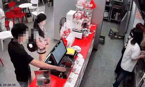 Người đàn ông có hành động "nóng mắt" tại quán trà sữa, camera không bỏ sót một giây "bỉ ổi" nào