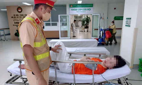 Sinh viên bất ngờ bị đột quỵ tại trường, cảnh sát giao thông hỗ trợ đưa đi cấp cứu kịp thời
