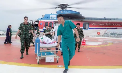 Trực thăng vượt biển trong đêm giữa mưa bão đưa bệnh nhân Trường Sa vào đất liền cấp cứu