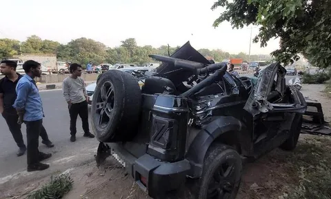 Hiện trường vụ tai nạn ô tô chạy quá tốc độ, đâm trực diện vào dải phân cách khiến 5 người tử vong