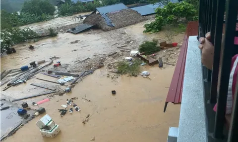Nước lũ dâng cao, 10 người ngồi trên nóc nhà ở xã Việt Hồng, tỉnh Lào Cai lên mạng xã hội kêu cứu