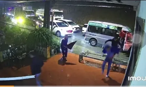 Thót tim xem clip khách mở của ô tô chạy thoát thân trong vụ sạt lở đất đá ở Sa Pa