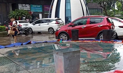 Nước tràn vào tầng hầm chung cư xối xả như thác ở Hà Nội, khoảnh khắc lặng người