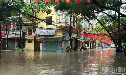 Hà Nội: Những điểm này còn úng ngập, người tham gia giao thông cần tránh ngay