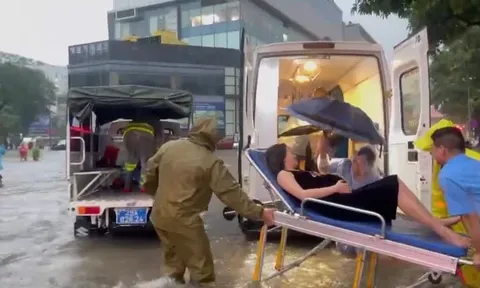 Công an phường kịp thời hỗ trợ sản phụ đi cấp cứu giữa thời tiết mưa bão