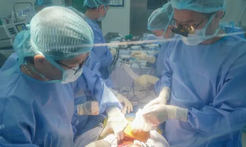 Kỳ diệu: Người lính quân y nguy kịch vì bạo bệnh đã được hồi sinh nhờ lá gan của anh ruột, có 1 "cuộc đua với tử thần"