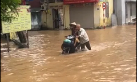 Clip rớt nước mắt cảnh cụ ông 72 tuổi đẩy xe giữa dòng nước lụt đưa cụ bà 70 tuổi đi khám bệnh