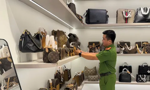 Đà Nẵng: Loạt cửa hàng đồ hiệu Côcô, Milano, Tiffany cất giấu hàng giả, nhái ở tầng 2, ngụy trang tầng 1