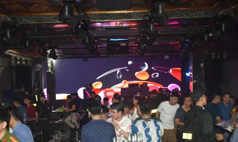 Đột kịch bar New Style Club ở phường Thái Bình, hàng chục dân chơi ngang nhiên làm chuyện đáng xấu hổ