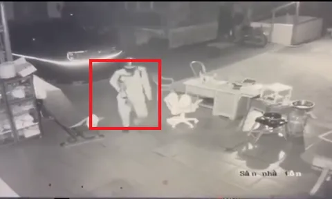 Clip thấy rõ hình ảnh của kẻ lạ bịt mặt tay cầm vật giống súng đi lại trong căn nhà 3 người bị sát hại ở Đồng Nai
