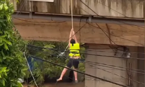 Thái Nguyên: Nghẹt thở khoảnh khắc thả dây cứu 3 người giữa dòng lũ xiết