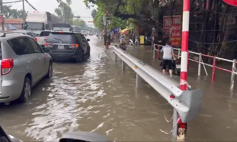 Clip: Người dân bì bõm "bơi lội" qua khu vực Xa La, viện K Tân Triều sáng 8/10