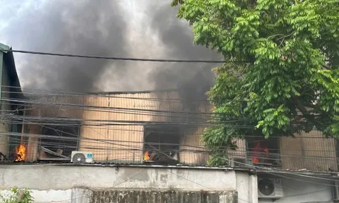 Sau tiếng nổ lớn gây rung chuyển mặt đất, bà hỏa hoành hành cháy đen kho dược: Phút thót tim "bỏ của chạy lấy người" qua lời kể nhân chứng