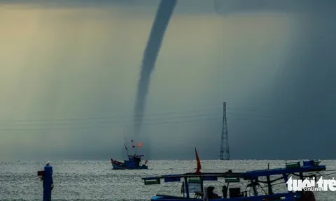 Hãi hùng chứng kiến vòi rồng xuất hiện 20 phút như yêu quái "quậy" trên biển Phú Quốc sáng 10/10