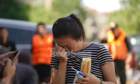 "Lũ cuốn trôi hết tiền và vàng tiết kiệm rồi": Nữ giáo viên nói trong tiếng nấc rồi òa khóc nức nở