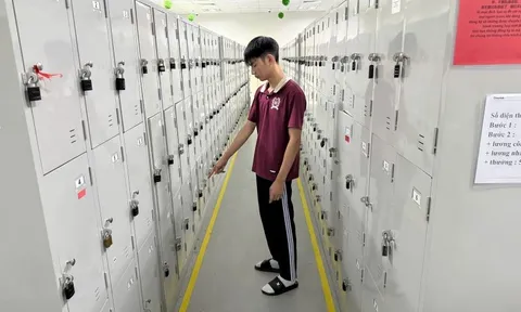 Chiếc điện thoại Iphone 12 "tố" gã thanh niên làm chuyện đáng xấu hổ ngay tại công ty