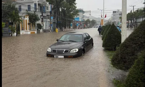 Chùm ảnh: Nhiều đường phố ở Nha Trang chìm trong biển nước sau cơn mưa lớn