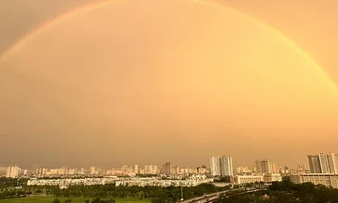 Bầu trời Hà Nội vàng óng ả, đẹp lạ thường qua góc máy đặc biệt