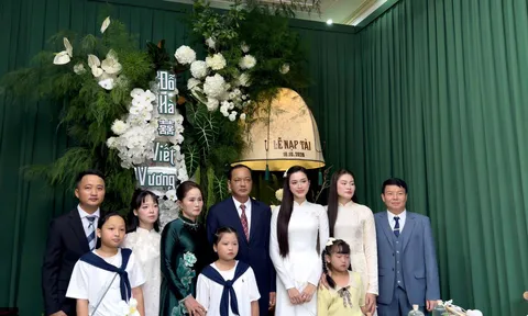 Đỗ Thị Hà duyên dáng thướt tha trong tà áo dài trắng tại lễ ăn hỏi, ấm áp khoảnh khắc bên người thân