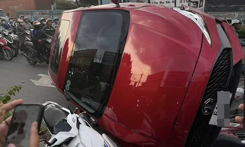 Khoảnh khắc hãi hùng khi ô tô mất lái tông hàng loạt xe máy dừng đèn đỏ ở TPHCM: Tiết lộ đặc biệt từ nhân chứng