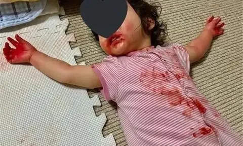 Mẹ đi chợ về hốt hoảng thấy con 3 tuổi nằm bất động giữa nhà, người và chăn gối loang lổ màu đỏ như máu