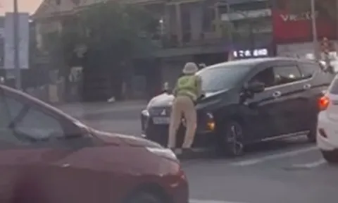 Clip: Hãi hùng khoảnh khắc cảnh sát giao thông bị hất lên capo ô tô lao vun vút trên đường