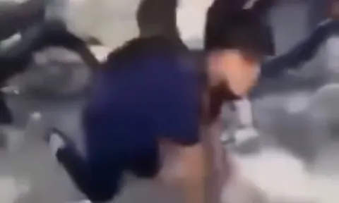 Khởi tố 2 đối tượng ép bạn lớp 10 quỳ, liếm biển số xe máy ở Hà Nội