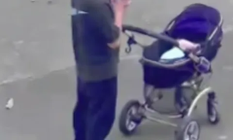 Ông bố mải xem điện thoại để xe đẩy của con trôi xuống dốc rồi lật nhào: Người mẹ lên tiếng, chia sẻ điều bất ngờ