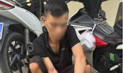 Kiểm tra ngẫu nhiên trên đường tuần tra, cảnh sát phát hiện thứ "động trời" trên người thanh niên vận đồ đen