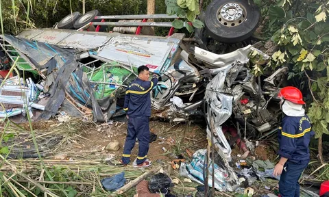 Ô tô lật trên đèo Ngọc Vin, hiện trường đổ nát kinh hoàng khiến 2 người tử vong thương tâm