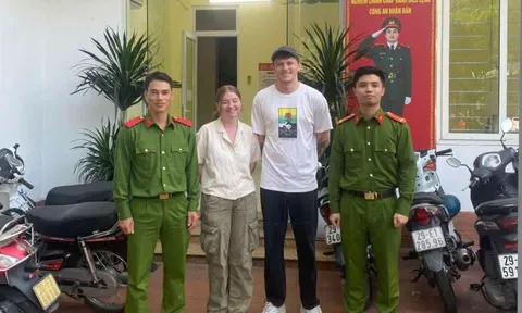 Công an phường Ba Đình trao trả tài sản đánh rơi cho du khách quốc tế