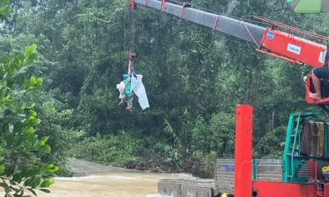 Cận cảnh pha giải cứu người mắc kẹt trong lũ: Nín thở trước từng nhịp cẩu đung đưa