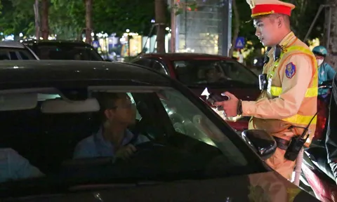 Nam tài xế điều khiển ô tô Mercedes "dính cồn" kịch khung còn chở bạn là ai?