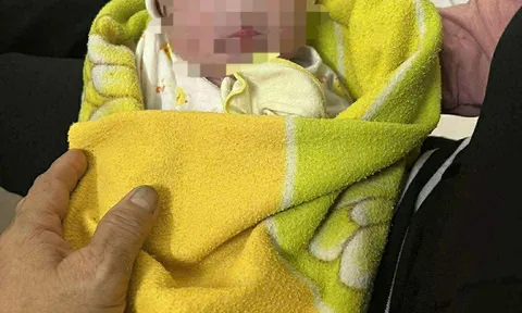 Bé gái sơ sinh bị bỏ rơi trong nhà hoang: Điều đau nhói lòng ở hiện trường