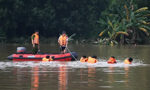 Xót xa 3 người bị nước lũ cuốn ở Quảng Ngãi, cứu được 2 trường hợp