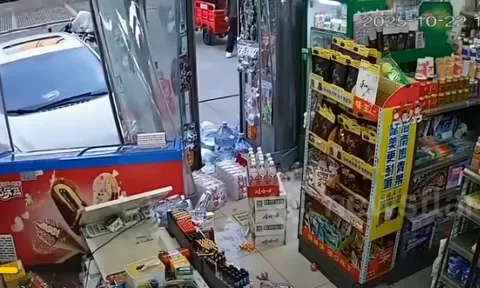 Nữ tài xế với cú đạp ga "thần thánh" khiến xe ô tô lao thẳng vào cửa hàng tiện lợi