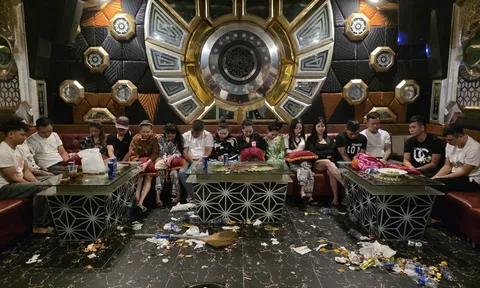 Mở cửa phòng karaoke “VIP 8888” và “VIP 9999”, bắt quả tang 25 đối tượng đang làm chuyện động trời