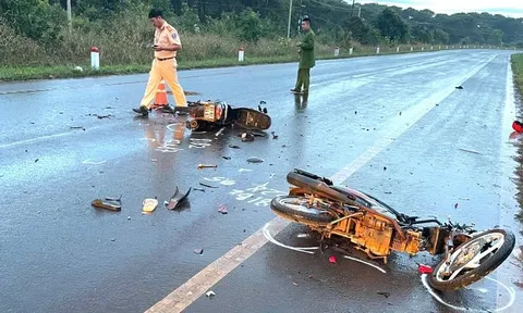 Hai xe máy chở theo 4 thiếu niên tông nhau trên Quốc lộ: Hiện trường đau xót 2 em tử vong