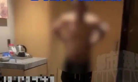 Cặp đôi hoảng hốt khi đang đêm thấy người đàn ông bán khỏa thân đứng cạnh giường ngủ