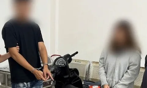 Hình ảnh nam thanh niên tàng trữ cần sa khi chở bạn đi dạo phố