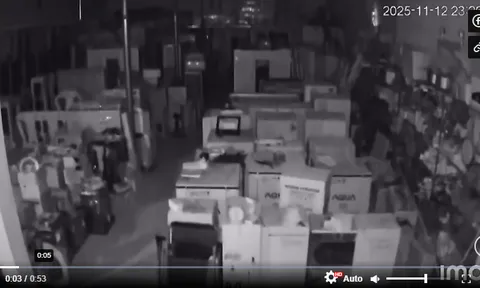 Hà Nội bất ngờ rung lắc trong đêm, camera nhà dân ghi lại khoảng khắc đáng chú ý