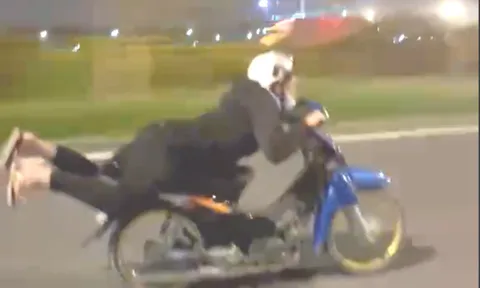 Cận cảnh nam thanh niên "diễn xiếc" với tư thế “núp gió” trên xe máy ở TPHCM